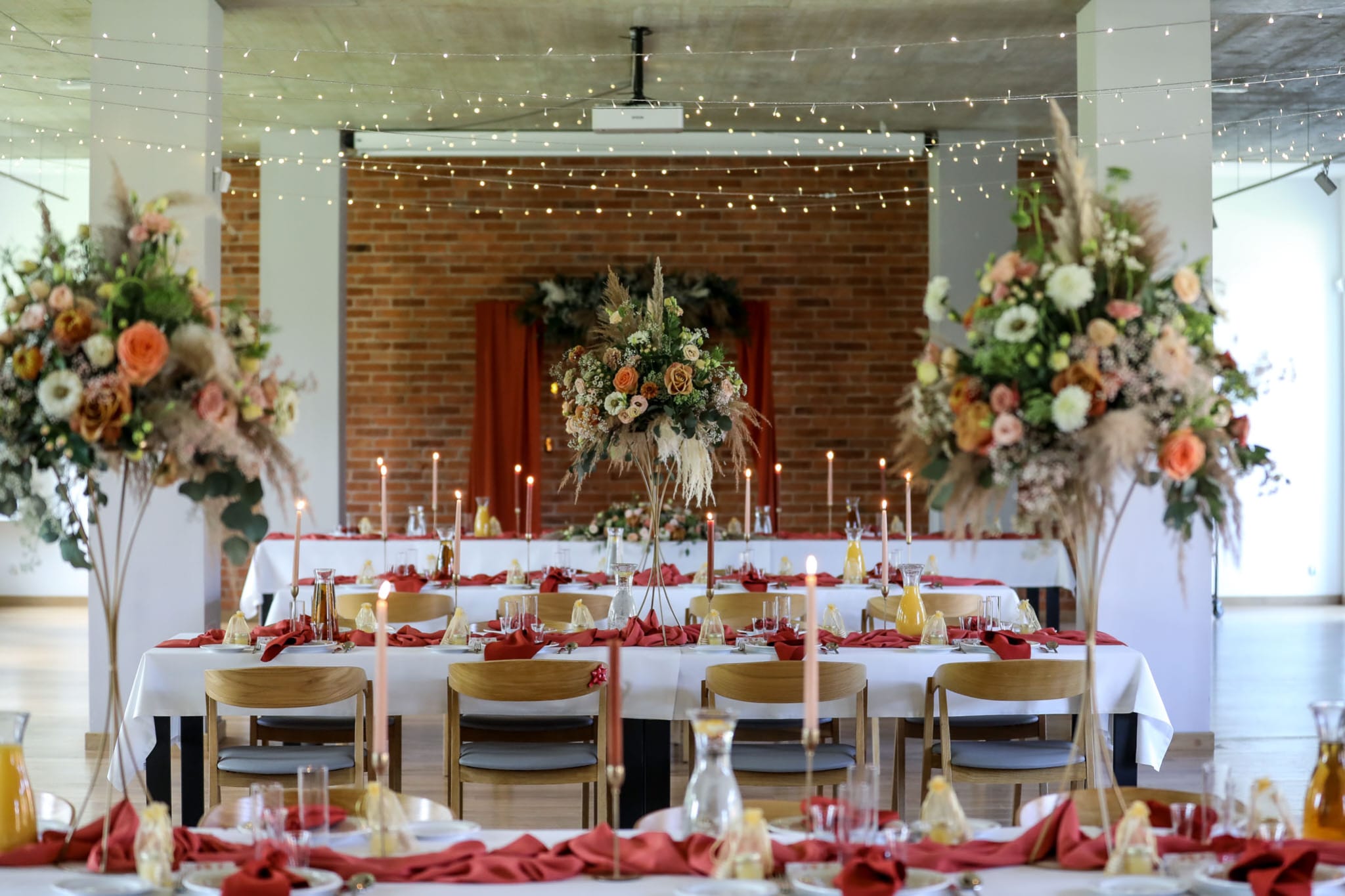 Eleganckie nakrycie stołu weselnego z kwiatami i świecami